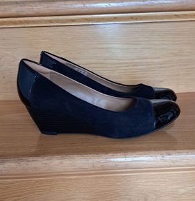 Black wedge shoe (size 5.5)