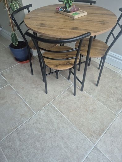 table and 4x chairs
