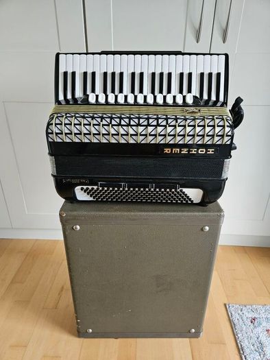 Hohner Atlantic IVN Accordion 120 base