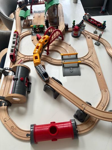 Brio Deluxe Train Railway Set with extra BRIO BT016 train