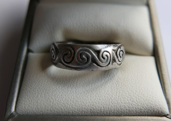Vintage 925 Sterling Silver Celtic spiral band Ring size Q - 5.0g