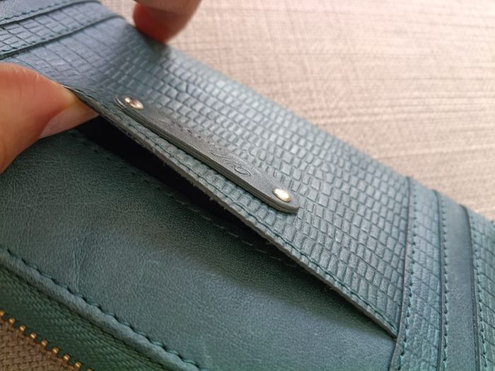 Ashwood Genuine leather purse dark teal sea green colour with gold coloured zipper etc never used in excellent condition with no issues see photos for sizes etc FREE STANDARD POSTAGE INCLUDED