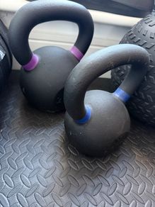 Pair of cast iron kettlebell weights 12kg 20kg