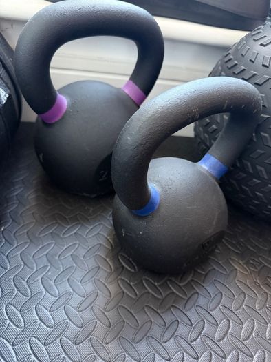 Pair of cast iron kettlebell weights 12kg 20kg