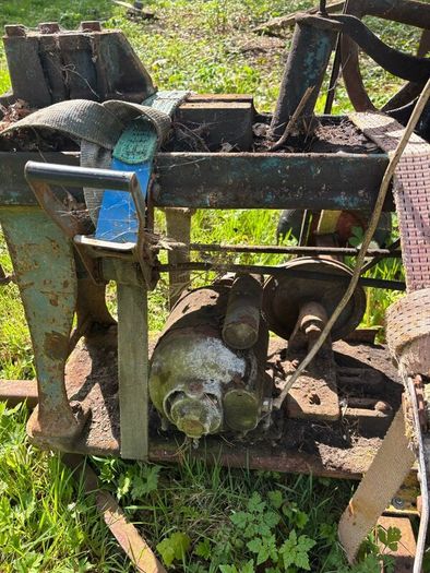 Vintage mechanical power hacksaw