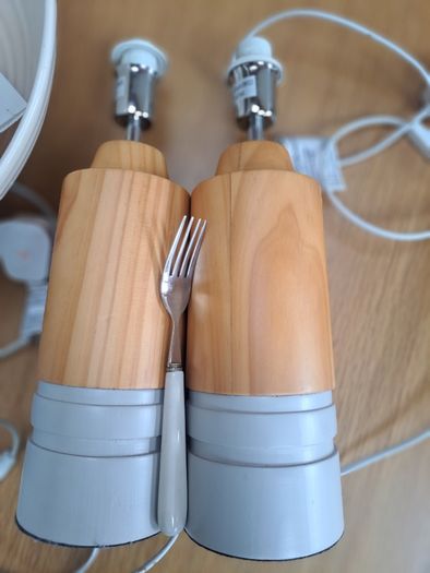 2 bedside lamps