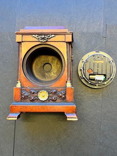 Mantelpiece clock