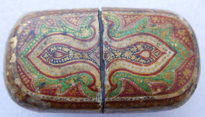 Vintage handmade hand-painted papier-mache  box. India. Kashmir Rare  Box
