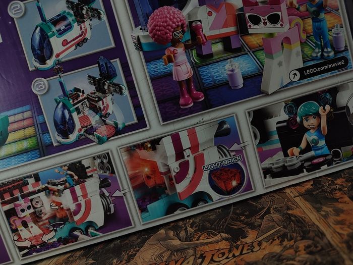 The Lego Movie 2 ! Pop-Up Party Bus ! RETIRED ! Set 70828 ! Brand New !