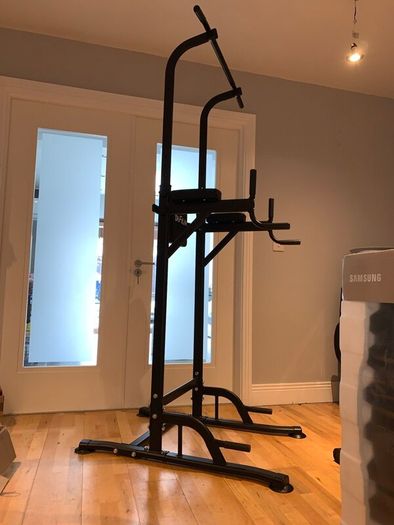 Freestanding pull-up station