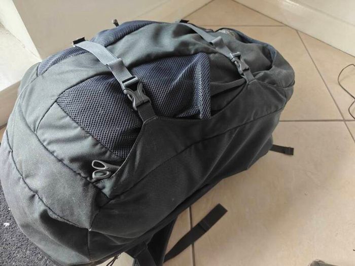 Osprey Farpoint 40 Travel Backpack - Carry-On Rucksack Grey Black Green