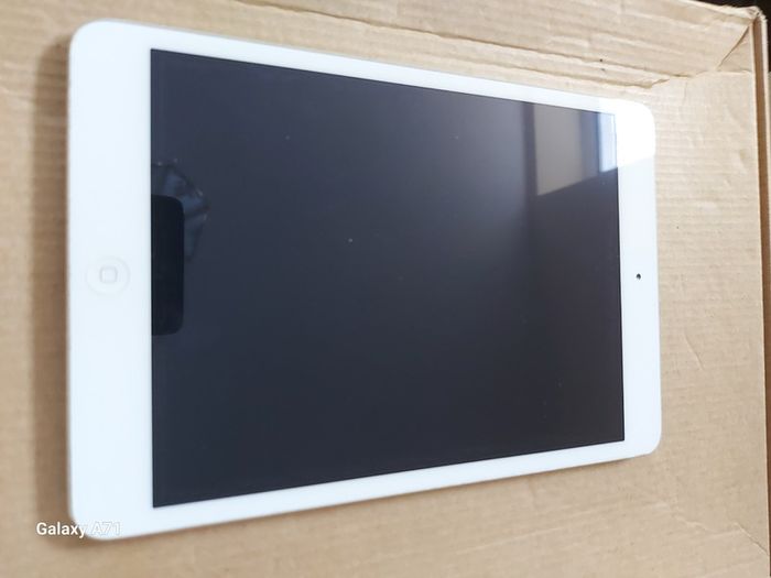 Apple Ipad Mini 2nd Generation 16GB Silver, Excellent cosmetic condition, Activation Locked, for parts or repair