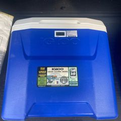 Igloo Laguna Roller Cooler Box 26L with Integrated Thermometer