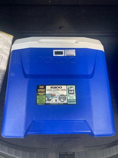Igloo Laguna Roller Cooler Box 26L with Integrated Thermometer