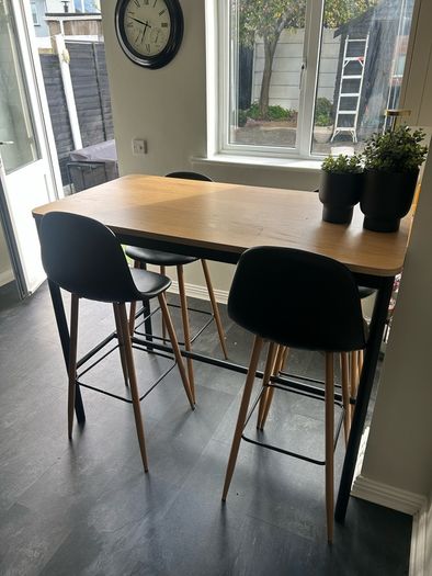 High Bar Table - 4x Leather Stools