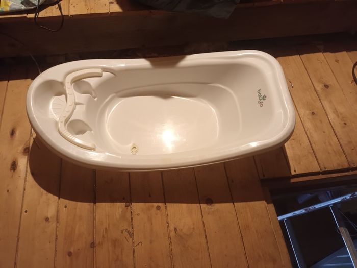 baby bath white in colour  with  plug ease to fill and empty