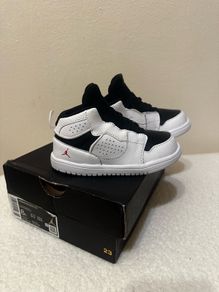 Nike toddler Nike air Jordan trainers