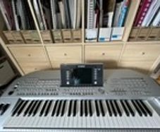 Yamaha Tyros 2 + Monitor Speakers