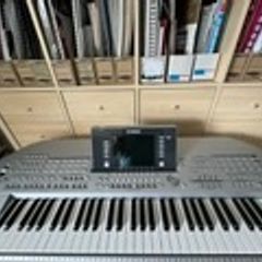 Yamaha Tyros 2 + Monitor Speakers