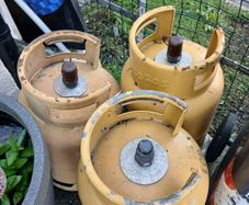 2full gas bottles and 3 empty