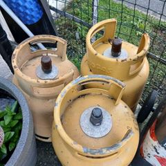 2full gas bottles and 3 empty