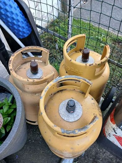 2full gas bottles and 3 empty