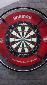Winmau Blade X dartboard and Winmau surround