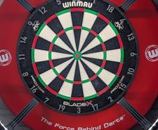 Winmau Blade X dartboard and Winmau surround