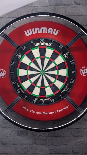 Winmau Blade X dartboard and Winmau surround