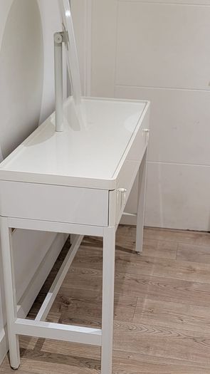 vanity table