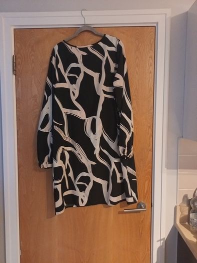 Emery Rose  Long Sleeved  Dress. S. Xl - 16.   New  - No Tag.