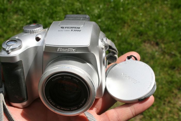 Fujifilm FinePix S3000 3.2MP 6x Zoom Mini SLR Style Digital Camera