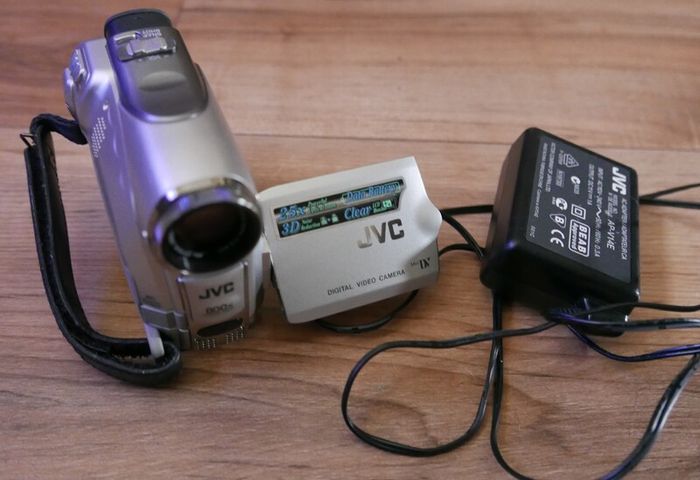 JVC GR-D247EK Handheld MiniDV Camcorder with charger Tested