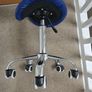 Adjustable height rolling salon stool Image 5