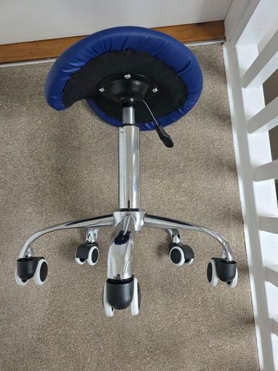 Adjustable height rolling salon stool