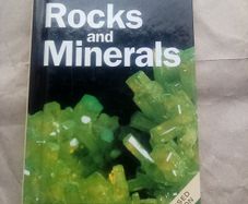 Hardback pocket guide Rocks & Minerals