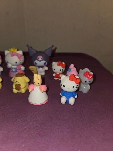 16 Hello Kitty Figures