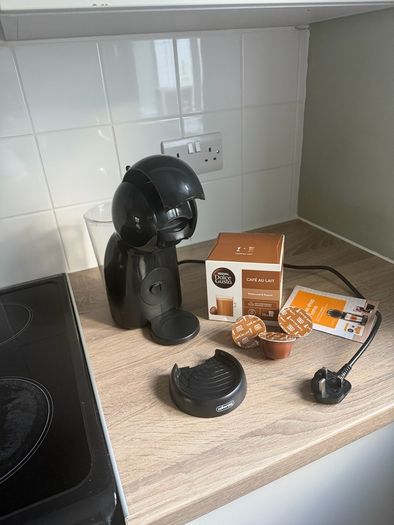 DeLonghi Nescafe Dolce Gusto Piccolo XS Coffee Machine + Pods