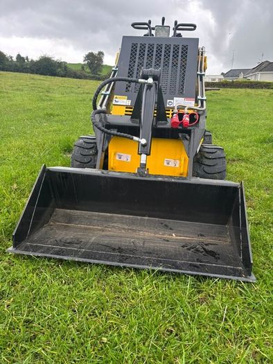 Mini skid steer loader