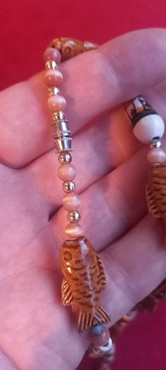 Vintage jewelry is sold individually for 5 to 10 euros