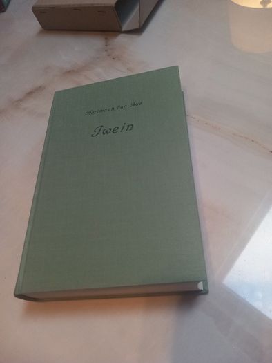 Hardback of Iwein poetry by Hartmann von Aue, in German, D18 post 8e