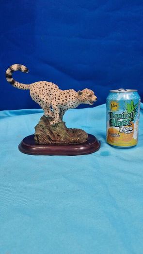 Cheetah Sculpture Set