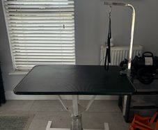 Dog grooming table