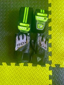 Weight lifting gloves /  Knee wraps