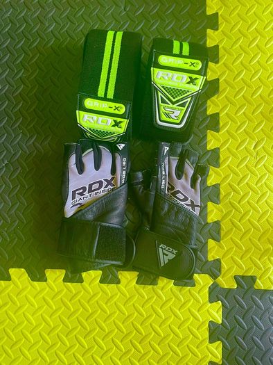 Weight lifting gloves /  Knee wraps