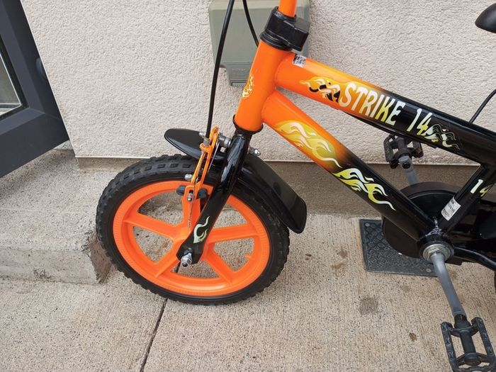 Kids strike bike size 14 inch wheels