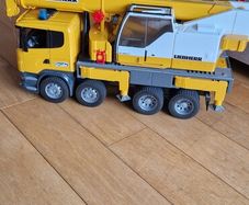 Bruder Scania Super 560R Liebherr Crane