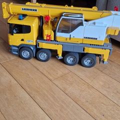 Bruder Scania Super 560R Liebherr Crane