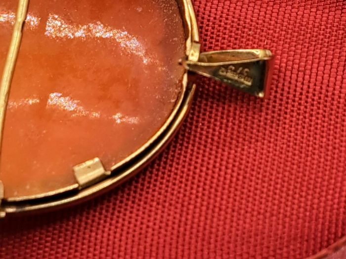 Very 9ct gold cameo pendant brooch
