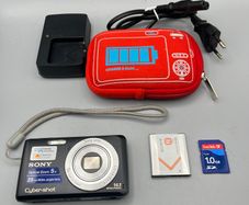Sony Cyber-shot DSC-W520 14.1 MP Digital Camera - Black - Full Kit